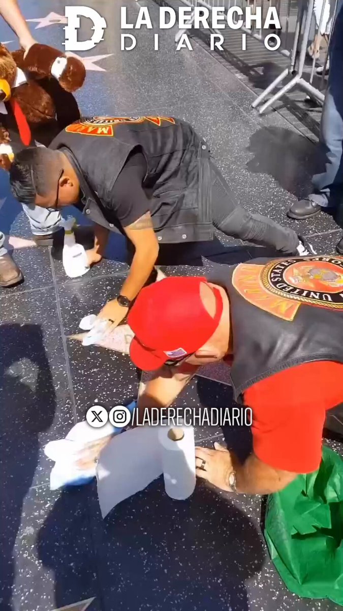 🚨🇺🇸 | Patriotas: Un grupo de marines limpiaron voluntariamente la estrella de Donald Trump en el Paseo de la Fama de Hollywood, luego de que inmigrantes la vandalizaran.