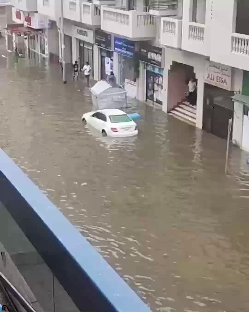📍 Dubai 📍 Şarika Birleşik Arap Emirlikleri’nde etkili olan sağanak, günlük yaşamı olumsuz etkiledi Cadde ve sokaklarda taşkınlar meydana gelirken, bazı araçlar sular altında kaldı; sürücüler zor anlar yaşadı