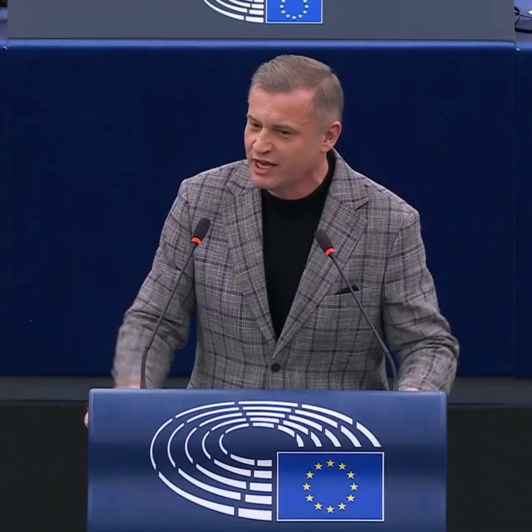 Nie wiem, czy pamiętacie o komisarzu praworządności, „wielkim szczęściarzu”, co latami wygrywał na loterii i pouczał polski rząd❓️ Przypomniałem o nim w Strasburgu. Zanim ci hipokryci będą pouczać i oceniać suwerenne państwa, niech wyjaśnią własne cuda. Zobaczcie sami 👇