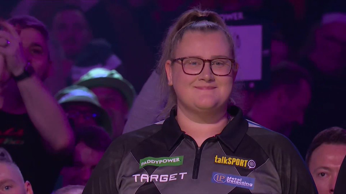 🎶 'ROCKIN' ALL OVER THE WORLD' 🎶 Beau Greaves is BACK on the World Championship stage! What an atmosphere! 🔥