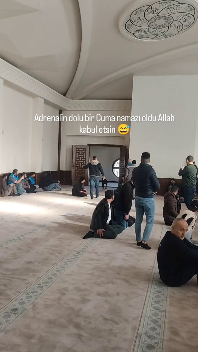 Cuma namazı sırasında camiye giren bir köpek, cemaat arasında kısa süreli paniğe neden oldu.