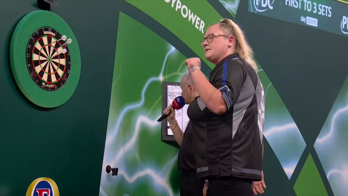 BEAU NAILS THE BULL! Beau Greaves at her brilliant best! The Women's Series superstar produces a sensational 128 on the bull to take control of set two! 📺 #WCDarts | R1