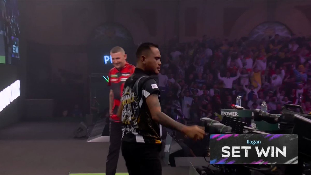 ILAGAN LEADS ASPINALL! Lourence Ilagan snatches the opening set against Nathan Aspinall, and the Filipino produces the celebration to match! 📺 #WCDarts | R1