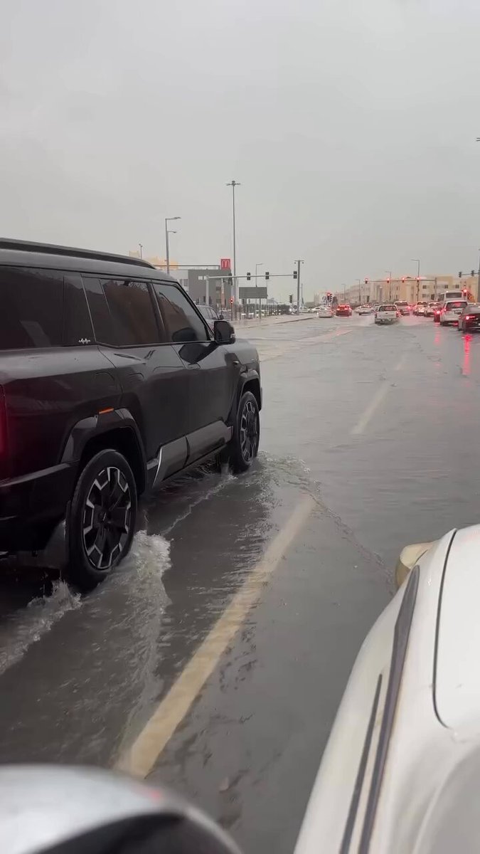 جماعة الإخوان المسلمين تنظم مظاهرة ضخمة أمام السفارة المصرية في الدوحة للمطالبة بإقالة كامل الوزير بسبب غرق الشوارع القطرية بمياه الأمطار. #شبكة_ظرط