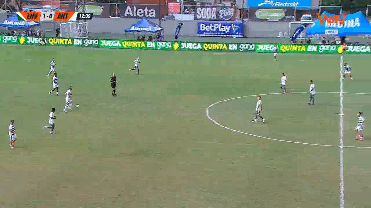 ¡Doblete de Jhon Córdoba tras pase de Yeison Guzmán para anotar el 2-0 en el día del fútbol envigadeño! ⚽🟠