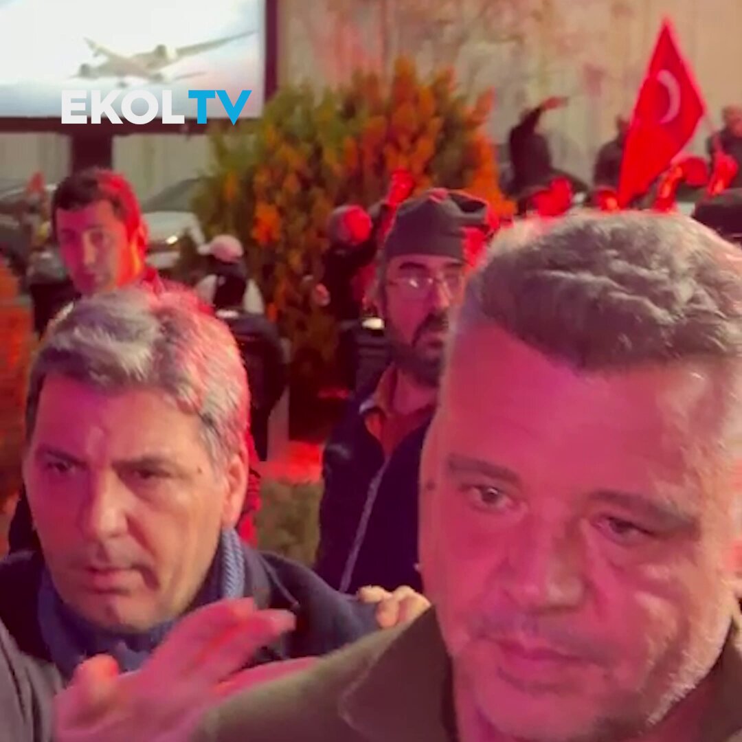 Sadettin Saran, kalabalığın arasından ilerleyerek havalimanından çıkış yaptı.