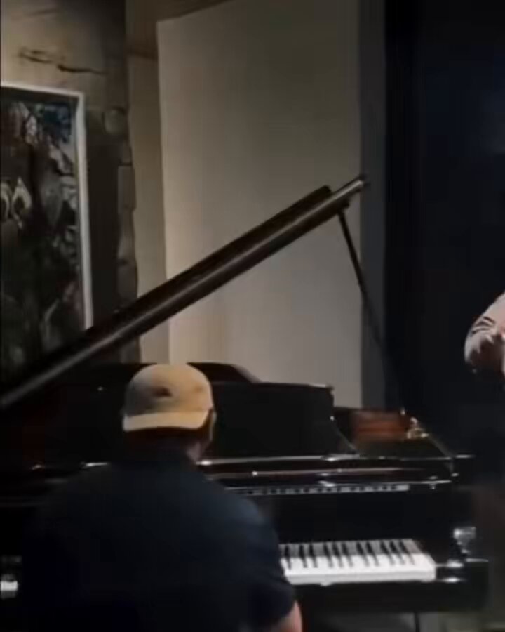 Usher singing “Don’t Leave Me” by Blackstreet >>>>>>>>