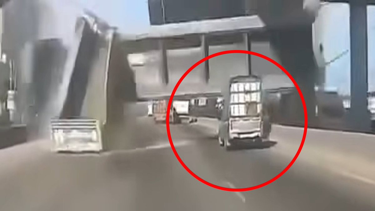 🇹🇭 | Un puente se derrumbó en Tailandia tras ser golpeado por un camión que circulaba con la caja de carga levantada y aplastó a una camioneta, cuyo conductor murió en el acto.