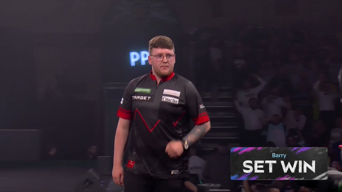 BARRY DOMINATING PUSEY! Six legs on the spin for Keane Barry! The Irishman doubles his lead over Tim Pusey with an accomplished second set display! 📺 #WCDarts | R1