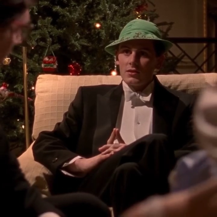 Evening viewing recommendation? On Criterion Channel, watch @whitstillman's METROPOLITAN (1990)—a sparkling comedic chronicle of a young man’s romantic misadventures while trying to fit in to New York City’s debutante society. 🎄