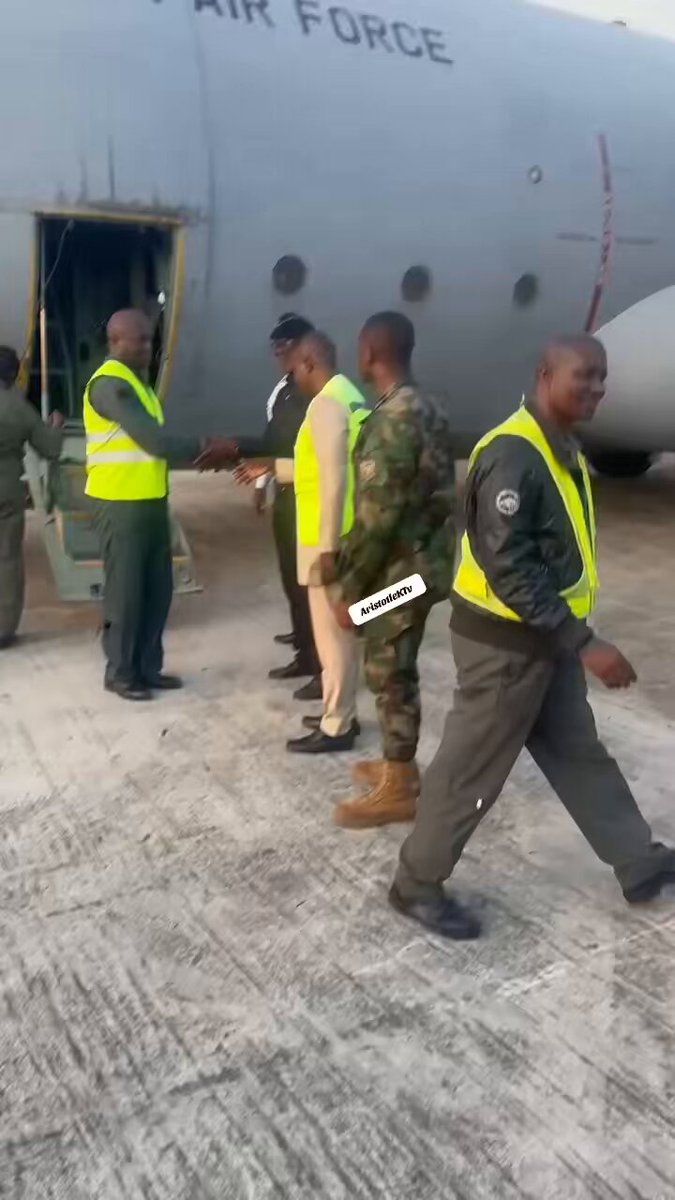 Ghana 🇬🇭 has secured the release of the eleven (11) Nigerian airforce crew who mistakenly landed in Burkina Faso 🇧🇫 two (2) weeks ago and were detained there.. Lt Col Rtd Larry Gbevlo-Lartey, Ghana's Special Envoy to the Alliance of Sahelian States, did a fantastic job in securing their release. The change we voted 🗳️ for. #GhanaTheShinningStarOfAfrica #AbanPapaAba #DiplomacyAtItsBest