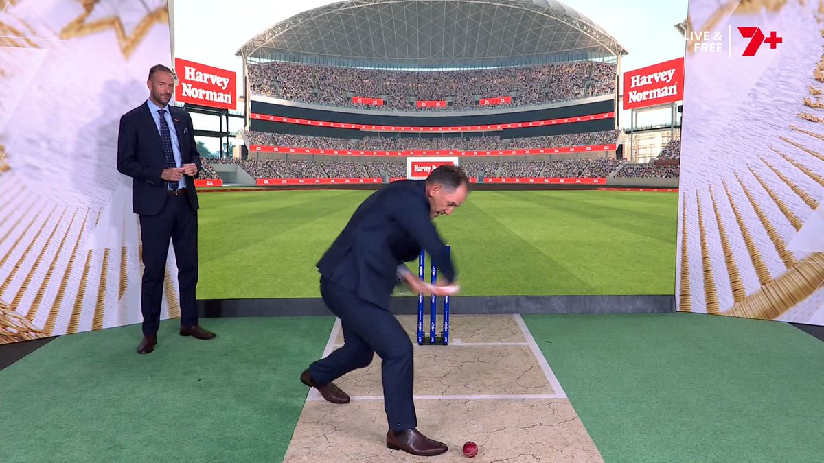 Presenting Justin Langer in his absolute element 🙌 He takes us through some of the England batsman's techniques, what's going wrong, some good examples... And then the keys to rectifying it all #Ashes