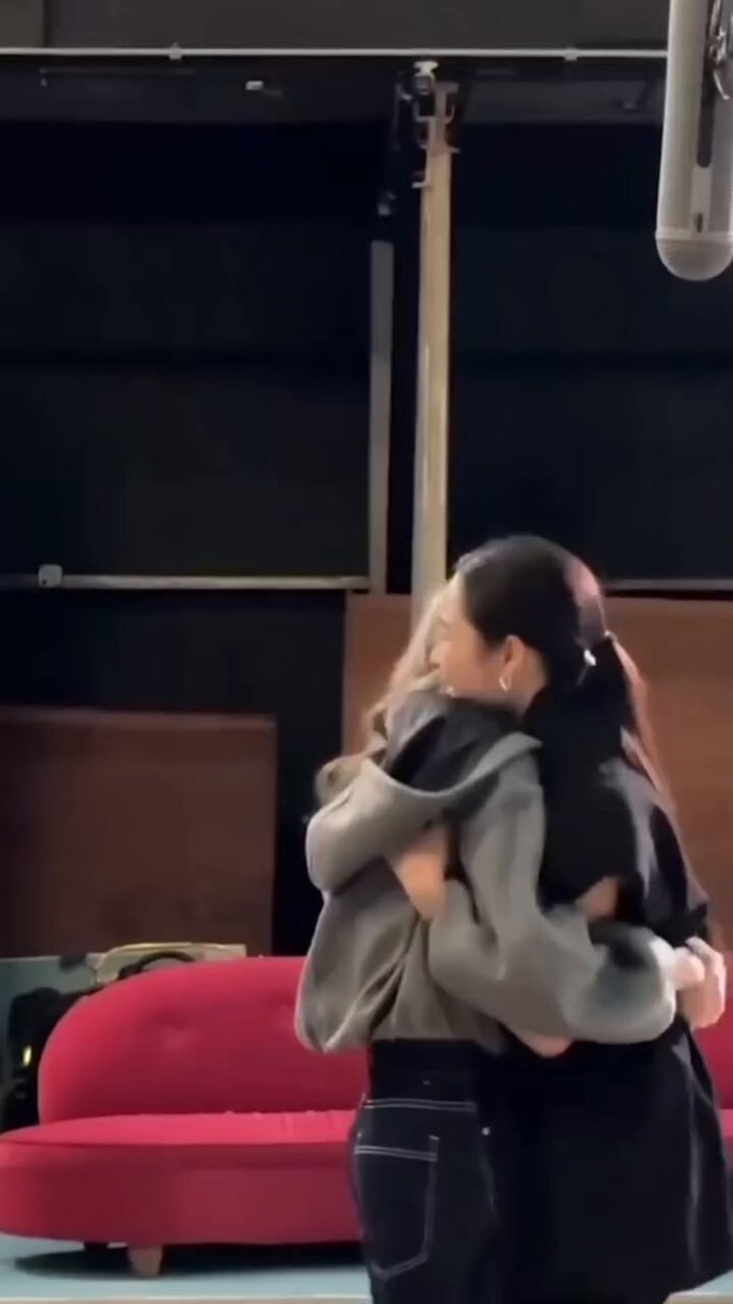 จังหวะสั่งคัทขัดใจนักแสดงมากอ่ะ 😂 สังเกตุสีหน้าซ้อออมดิ แอ😁 หวังว่าถ่าย “วาดฝันวันวิวาห์” ป้าแจ๋วจะไม่สั่งคัทขัดจังหวะ เอ๊ยยย ขัดใจนักแสดงนะครับ 😁 morning คร้าพป๋ม