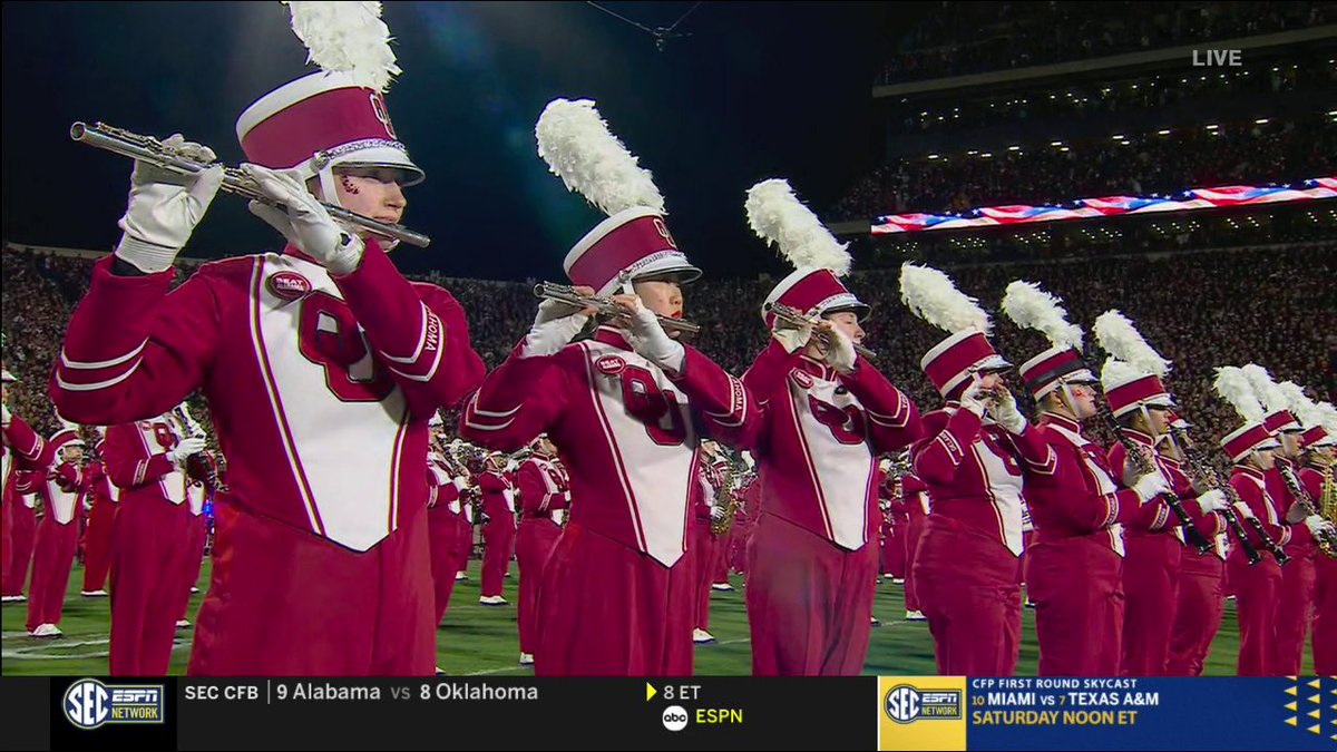 The National Anthem in Norman was electric 🍿⚡