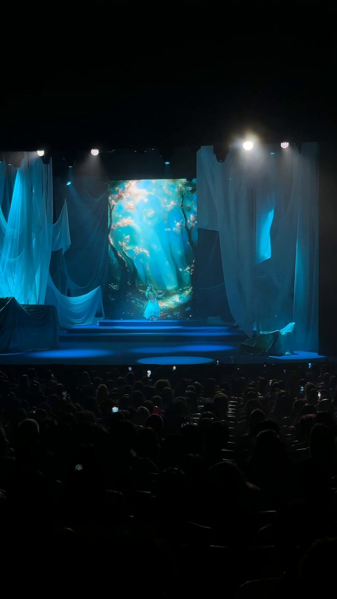 Dentro de esta fantasía empieza su show Ángela Torres ❤️