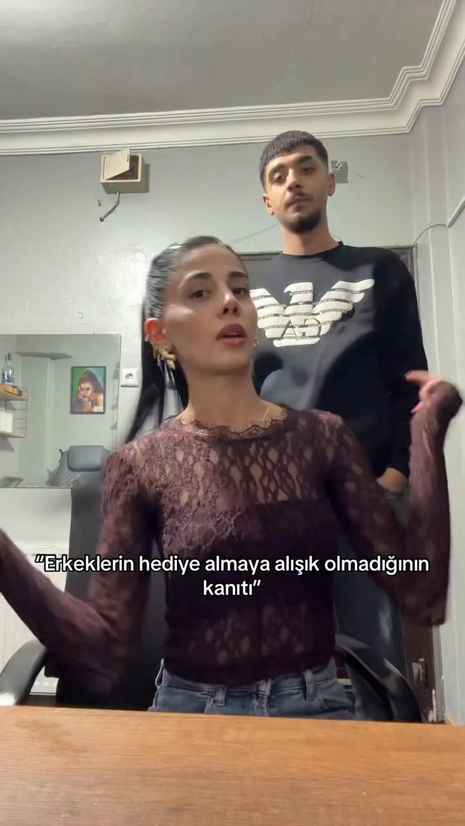 Erkek arkadaşına hediye alarak çok mutlu eden genç kadının paylaşımı: “Erkeklerin hediye almaya alışık olmadığının kanıtı…”