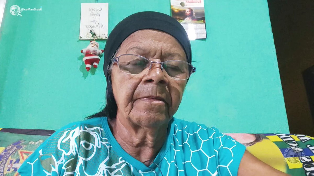 Ela mora longe dos holofotes. Longe dos gabinetes. Longe das mesas onde se decide o destino do país sem ouvir ninguém. Mas enxerga mais longe do que muita gente engravatada. Aos 70 anos, Dona Rosa entende algo que muitos comentaristas profissionais fingem não entender ou escolhem ignorar. Poder não nasce em palco. Não nasce em microfone. Não nasce em palanque. Poder nasce da responsabilidade com quem está ao seu lado quando tudo aperta. Ela não fala difícil. Ela não faz teatro. Ela raciocina. Para ela, não existe esse romantismo de herança política terceirizada, entregue a quem grita mais alto ou promete multidão. O que existe é algo básico, quase esquecido neste país: família, dever, continuidade e proteção. Quando o pai está impossibilitado, não é o amigo que decide. Não é o aliado de ocasião. Não é o líder de plateia. Quem decide são os filhos. Quem carrega o peso são os filhos. Quem responde pela história são os filhos. E Dona Rosa vai além. Ela entende o jogo. Entende que barulho demais não protege ninguém. Que palanque não livra da perseguição. Que gritar contra o sistema sem ter poder real só serve para alimentar a fúria de quem já decidiu esmagar. Ela percebe o que muitos se recusam a admitir. Houve gente que ganhou palco, fama, influência e depois deixou apenas rastro de desgaste. O povo foi para a rua. O povo acreditou. O povo pagou o preço. E quem discursava seguiu a vida. Dona Rosa não romantiza isso. Ela lamenta. Sua visão é dura, mas é honesta. Melhor viver do que posar de herói morto. Melhor proteger do que provocar. Melhor agir com estratégia do que com vaidade. Ela entende que coragem não é gritar. Coragem é sustentar decisões impopulares quando ninguém mais quer segurar a bomba. Essa senhora não estudou ciência política. Mas entende de vida. Entende de perda. Entende de armadilha. E talvez seja exatamente por isso que sua fala incomoda tanto. Porque ela não vem de cima para baixo. Ela vem do chão. Dos rincões. Do Brasil esquecido que pensa, observa e conclui. Esse é o povo do nosso Brasil. Não o que faz barulho. O que enxerga. O Canal da Dona Rosa: