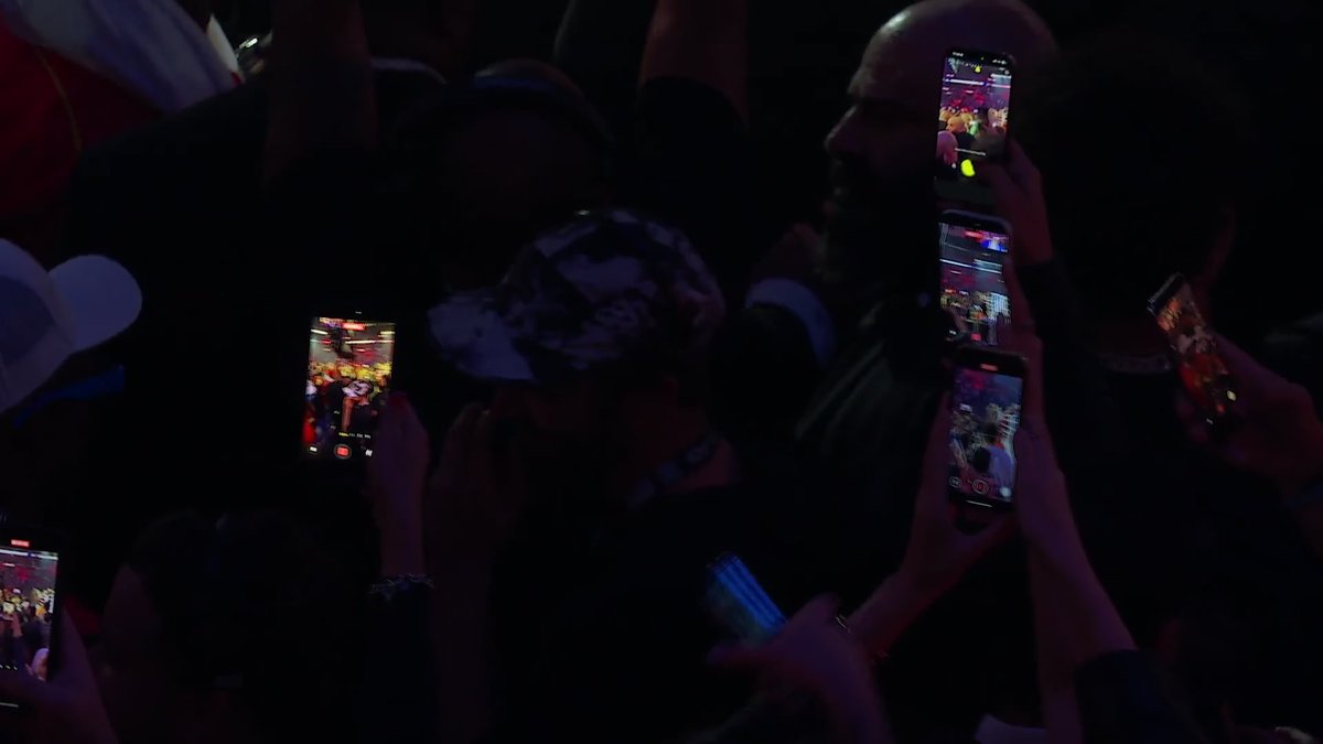 Jake Paul makes his walk-out with 6ix9ine performing “BILLY” for his fight against Anthony Joshua 😭🔥