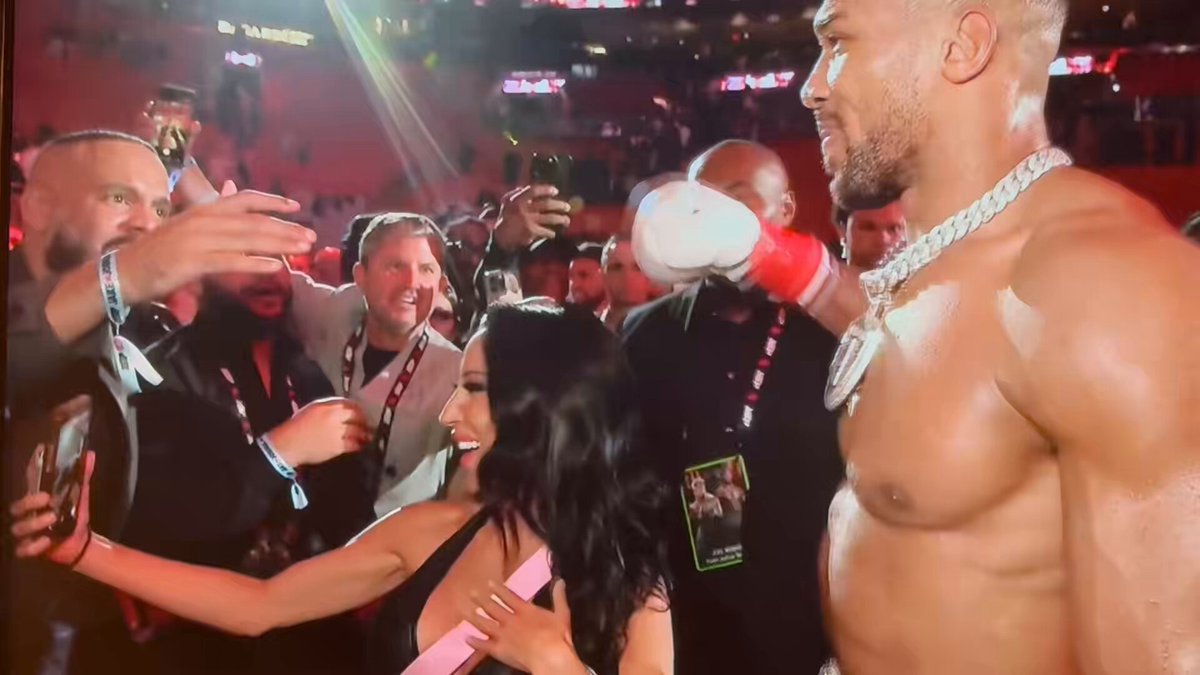 If this isn’t Anthony Paul’s girl-I’m impressed. Audacity and persistence pays off folks. Thats the lesson 🤣 I can’t stop watching this