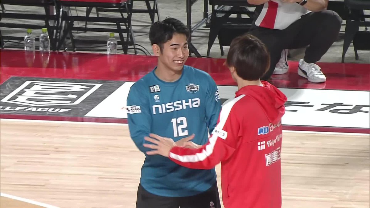試合前に一人ひとりに挨拶まわりをする小川麻斗😀 おがわ あさと/Asato Ogawa 京都ハンナリーズ 千葉ジェッツふなばし 🛫PAINT IT JETS✨ 📡バスケットLIVEで生配信中 #Bリーグ #りそなグループ