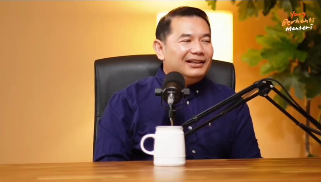 Rafizi Ramli said the recent cabinet reshuffle failed to resonate with the public, as PM Anwar Ibrahim made no changes to the Education Ministry. The former Economy Minister added that replacing Fadhlina Sidek would have shown Anwar’s willingness to heed public sentiment, despite her closeness to him. 🧵1 📹: Rafizi Ramli/Youtube