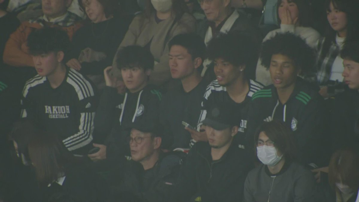 総出で佐藤涼成選手の応援に駆けつけた、白鷗大学男子バスケ部の皆さん！ 佐藤選手の3Pシュートに総立ち🙌 2年ぶり3度目のインカレ優勝おめでとうございます！ 📡バスケットLIVEで生配信中 広島ドラゴンフライズ 白鷗大学男子バスケットボール部 #Bリーグ #りそなグループ