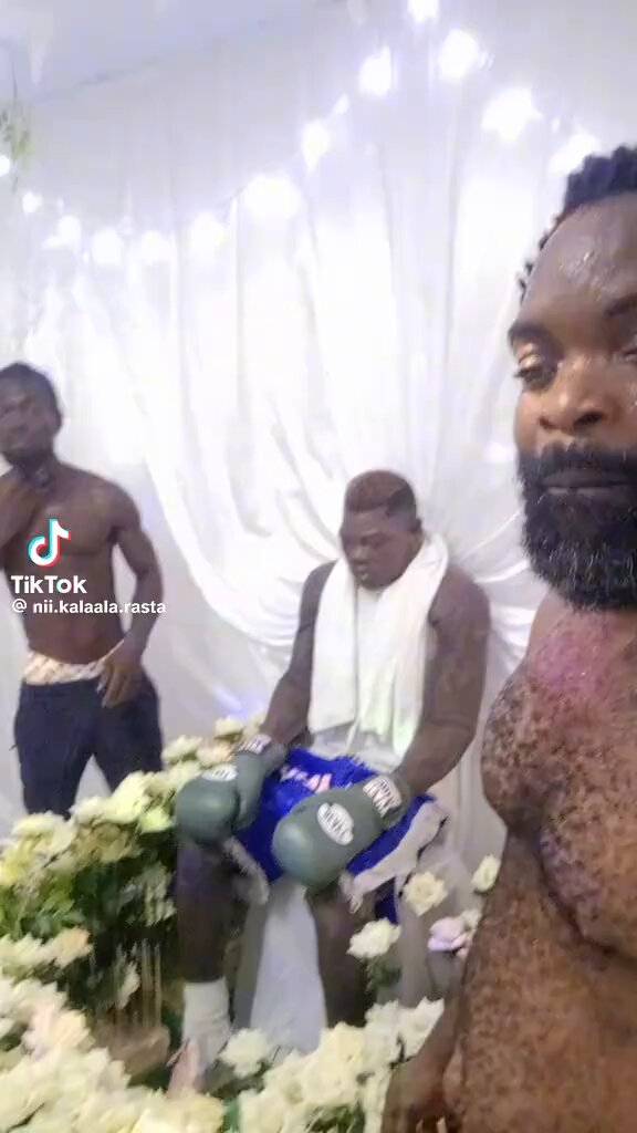 Ah but wtf 😳 is this? Ow The boxer wey die called Bahubali see what some natives Dey do ein dead body💔🥲 this crazy💔