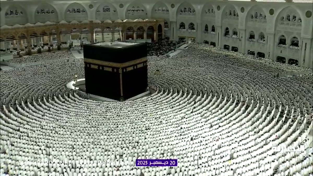 في طمأنينة وسكينة .. تلاوة بصوت خاشع ومؤثر للشيخ عبدالله الجهني خلال أداء صلاة الفجر اليوم في الحرم المكي. -