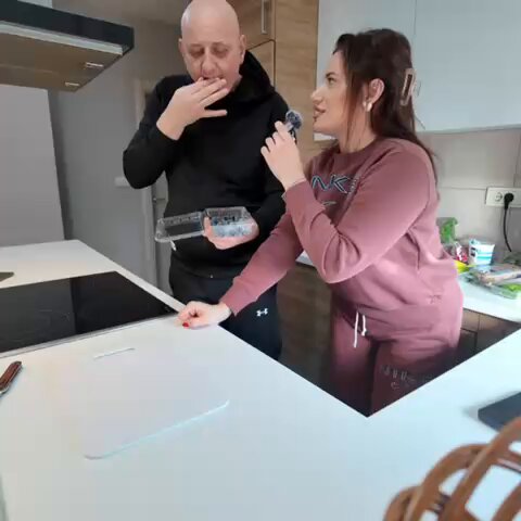 Uuuuu, kako čovek gadno zvuči kad čuje samog sebe, to mi se nije desilo od kako sam poslednji put ubacio u kasetofon kasetu Ozrenski slavuji i snimao sebe kako čitam “Bilo je časno živjeti s Titom”. Uglavnom, snimali smo duže od 2 sata a kanda ima posla da se sve to isecka i izedituje pa evo mali uvod u moj trenutni transfer blama. Delim ovo jer kad sam već rešio da je’m gomna daj kutlaču da što pre završim s tim🤣