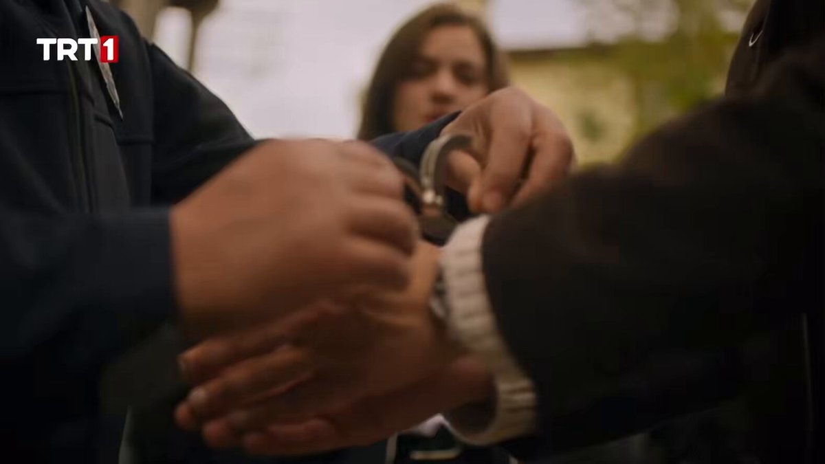 Adilin tutuklandıktan sonra eleniye bakıp ardından anlamlı bir şekilde oruça bakması ve oruçun kafa sallaması? Resmen eleniyi koru demek istedi ve oruça emanet etti…