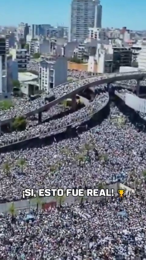 ¡IMÁGENES QUE AL DÍA DE HOY SIGUEN SIENDO INCREÍBLES! Un día como hoy, pero en 2022, casi cinco millones de argentinos coparon las calles de la Ciudad de Buenos Aires y se unieron al grito de "Dale Campeón" para recibir a la Scaloneta 🤯🇦🇷🏆 📹 TW/facudelreal