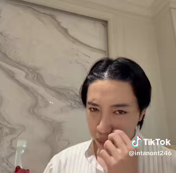 นนท์ : นุนิวน่ารักมาก นุนิวเขาก็ยืนน่ารักของเขา ยืนน่ารักจนกุมองว่าทำไมน่ารักขนาดนี้ เป็นคนยืนแล้วน่ารักเกิน แล้วมีคุณซีคอยยืนข้างๆประกบ กลัวน้องหายมั้ง 5555555 พี่มันรักเมียหลงเมียมากนะนั่น