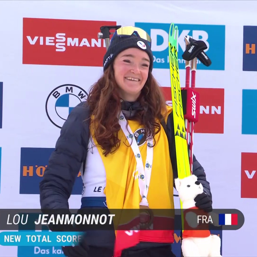 💛 Le jaune lui va si bien : Lou Jeanmonnot est la nouvelle leader du classement général de la Coupe du monde de biathlon après sa victoire sur la poursuite au Grand-Bornand #ChaletClub