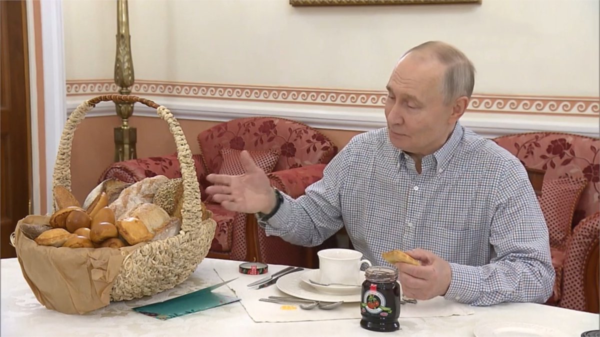 🥐 Vladímir Putin recibió productos horneados de una panadería de la provincia de Moscú, cuyo dueño, Denís Maxímov, se dirigió al jefe de Estado en su maratón anual de preguntas y respuestas.