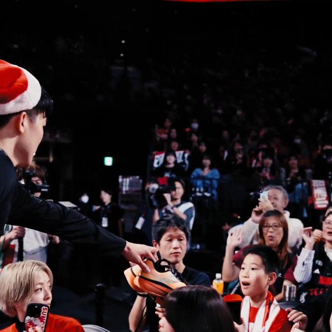 試合後、安藤サンタがバッシュ片手に向かった先は...🎅👟 安藤 周人(Shuto Ando) #アルバルク東京 #GRITUP #Bリーグ