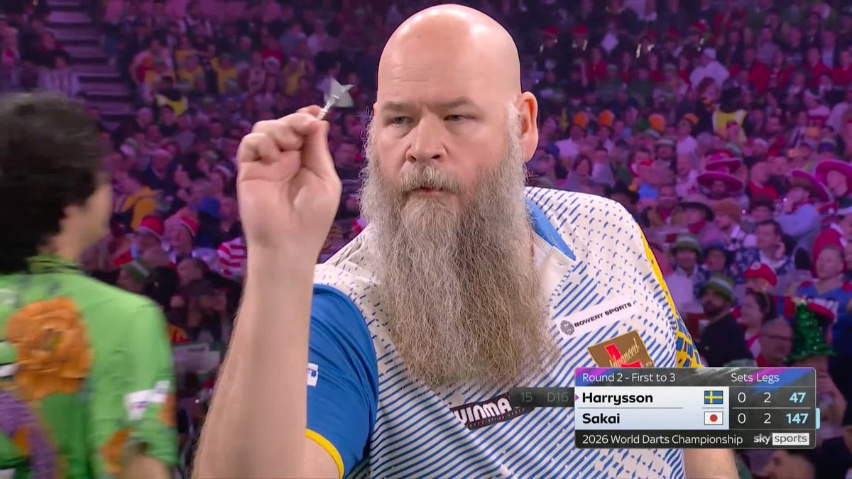 HARRYSSON TAKES THE OPENER! Both players blundered on the outer-ring, but Andreas Harrysson gets over the line to take the first set against Motomu Sakai! 📺 #WCDarts | R2