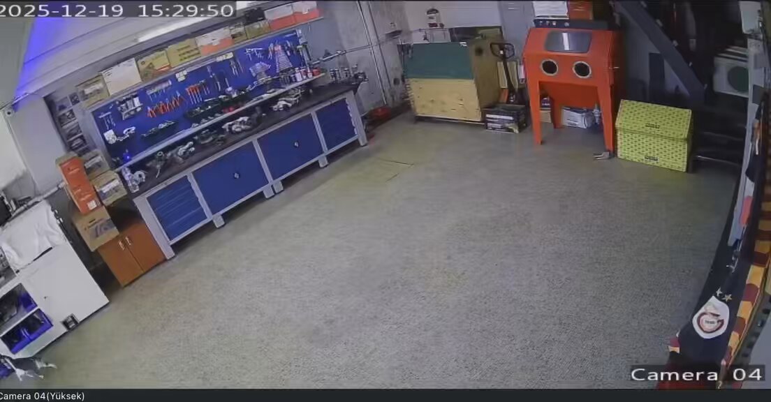 “Turbo” ismini verdiği ve 1 haftadır kayıp olan kedisinin işyerine geri döndüğünü gören vatandaşın mutluluğu.
