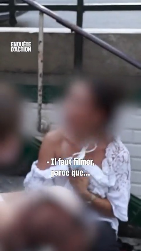 " Il faut filmer, parce qu’on dira ensuite qu’on lui a arraché tous ses vêtements" Cette pickpocket, soupçonnée d’avoir volé un porte-monnaie, clame son innocence et arrache ses vêtements pour protester 👚​ #EnquêtedAction, en streaming sur W9 et M6+ ▶️​
