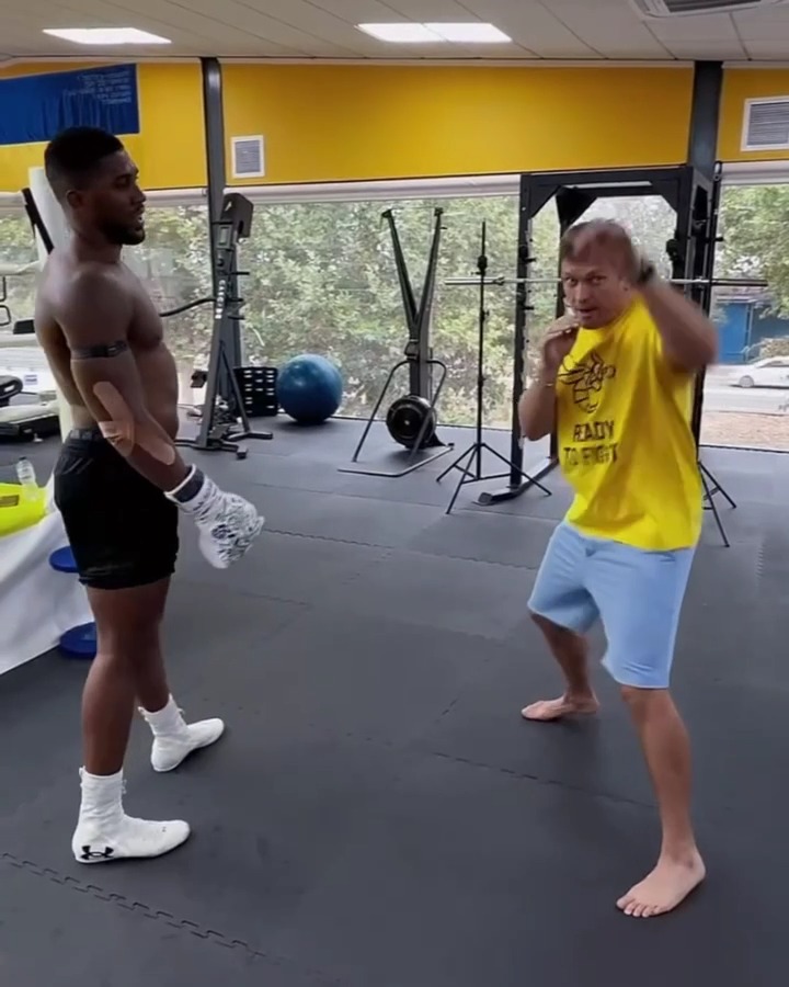 Learning from the best 🤝 Anthony Joshua worked with Oleksandr Usyk on the right hand that KO'd Jake Paul 💥
