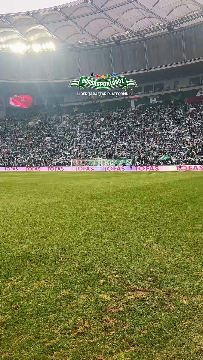 Bursaspor - Aliağa FK maçı öncesi İstiklal Marşı büyük bir coşkuya söylendi.