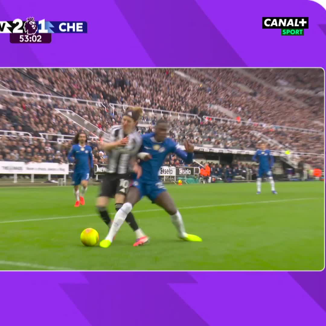 Měl Newcastle po zásahu Chalobaha zahrávat penaltu? Co myslíte? 🤔 #NEWCHE