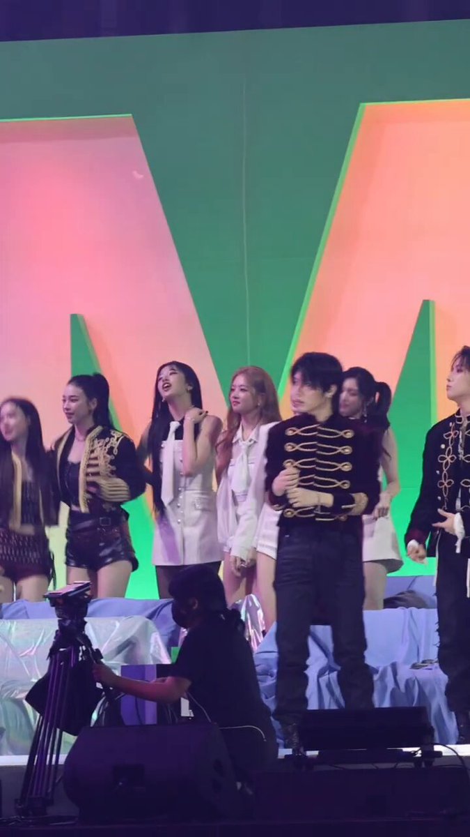 aespa during GD’s performance Karina and Yujin’s interaction too 🥺
