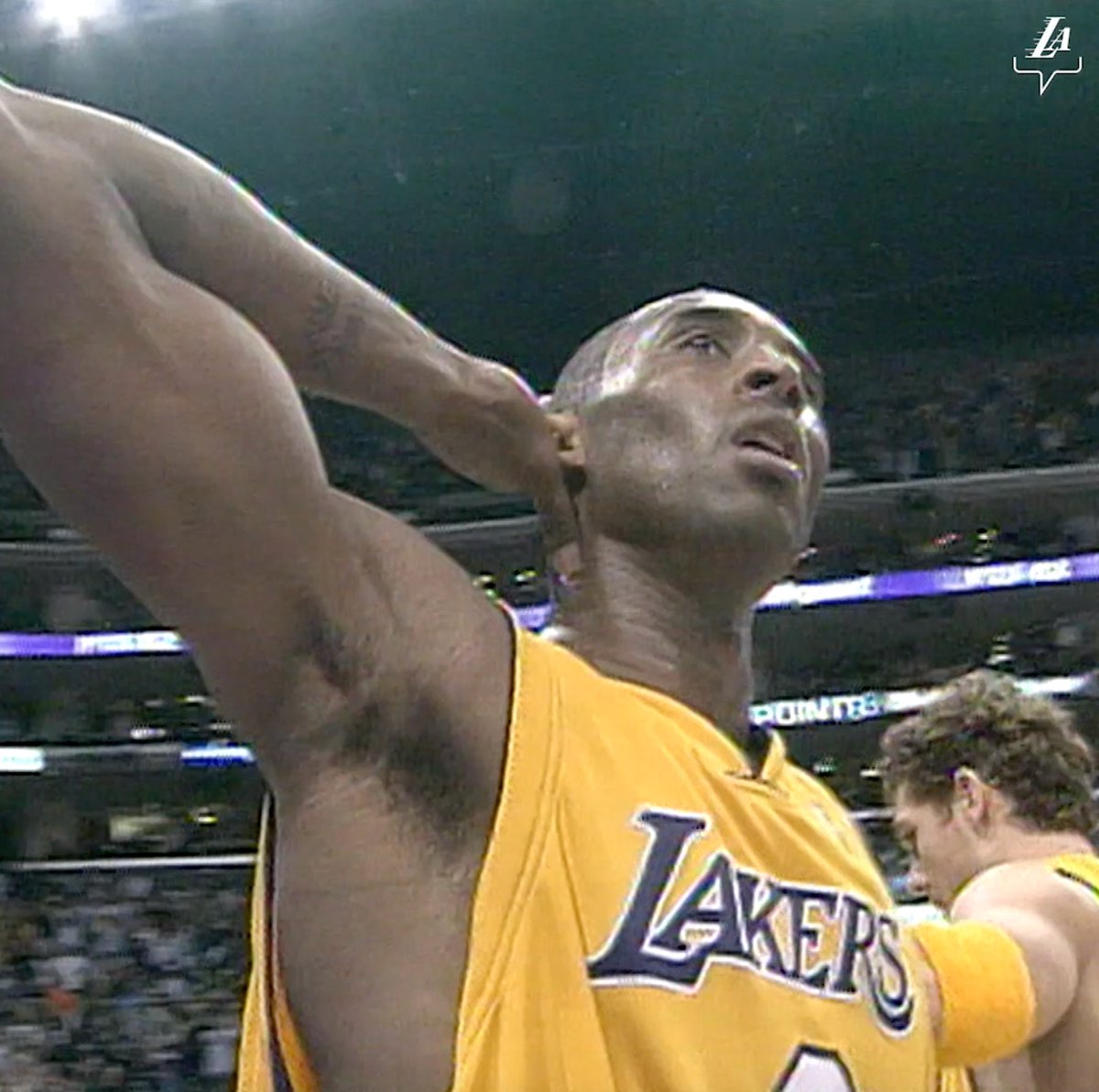 20 YEARS AGO TODAY 🐍 KOBE BRYANT OUTSCORED THE MAVS 62-61 after 3 quarters Brian Shaw asked him if he wanted to play in the 4th to get 70. Kobe: "I'll do it when we really need it." He scored 81 in a comeback win a few weeks later