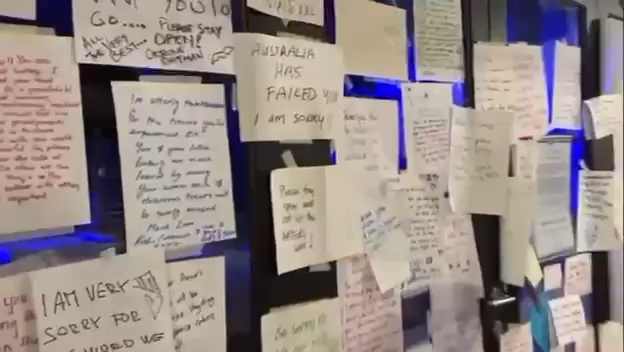 Avner’s, a Jewish bakery in Sydney, was covered in hundreds of letters of support overnight, following their decision to close due to antisemitism. This shop has repeatedly been vandalized with hatred since October 7th, so this show of support feels even more meaningful. ✡️❤️🩹