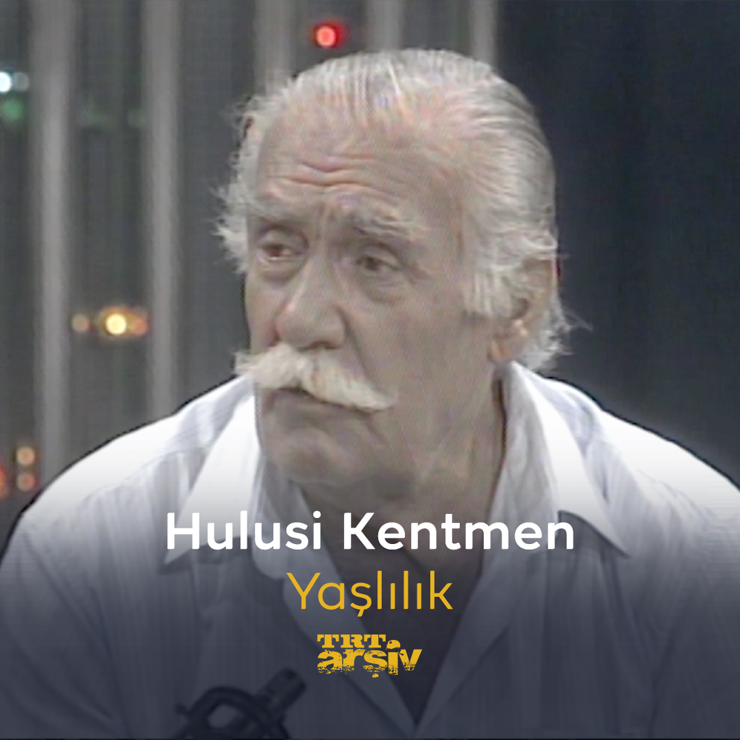 1989 yılına dönüyor, Yeşilçam’da babacan rolleri ile hafızalarımıza kazınmış #HulusiKentmen ile keyifli bir sohbete dalıyoruz. 32 yıl önce aramızdan ayrılan usta oyuncuyu siz hangi rolleriyle hatırlıyorsunuz? 🎭
