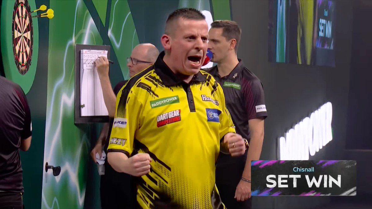 CHIZZY LEVELS THE TIE 🟡 A rejuvenated performance from Dave Chisnall, who has won the fourth set in straight legs to bring the game to a deciding set! 📺 #WCDarts | R2