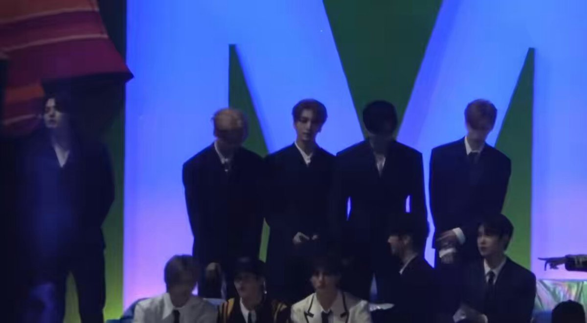aespa saw that their juniors, alpha drive one didn’t have seats, so they stood up and told them to sit and then shared two seats after 🥺 aespa are literally the kindest