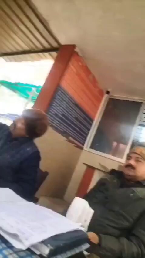 हजार जूते मारकर जूतों की माला पहनाऊंगा.!⛑️ उत्तर प्रदेश के सकलडीहा थाने में तैनात दरोगा की कला खाती गालियों और धमकी का वीडियो वायरल है- "
