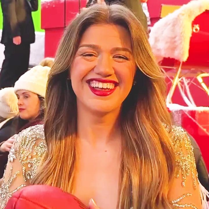 Kelly Clarkson is ready for NFL Christmas Gameday! Cowboys vs. Commanders @ 1 PM ET Lions vs. Vikings @ 4:30 PM ET LIVE on Netflix December 25 🎄