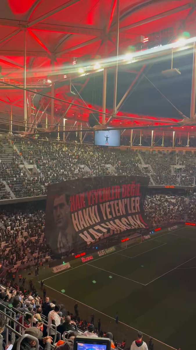 “Hak yiyenler değil, Hakkı Yeten’ler kazanacak!” Bu sadece bir pankart değil… Beşiktaş’ın tarihini, vicdanını ve duruşunu anlatan bir cümle.
